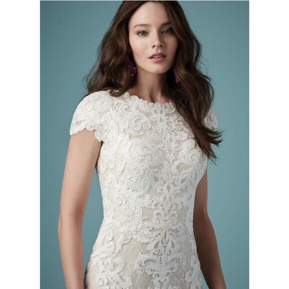 Exquisite Lace Bridal Gown in Cream - Picture 7 of 10